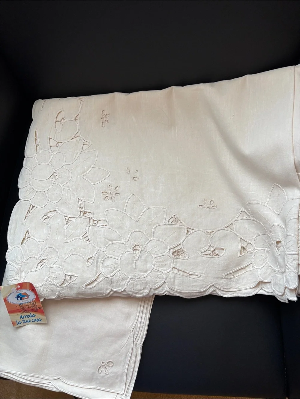 N/A beautiful tablecloth
